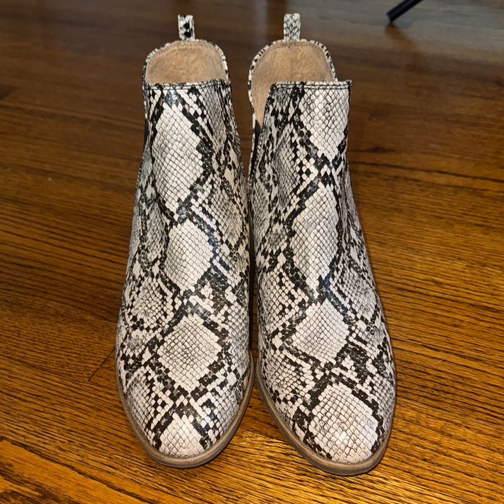 Dr. Scholl's Black and White Snakeskin Heeled Boots in Size 9 - Picture 3 of 6